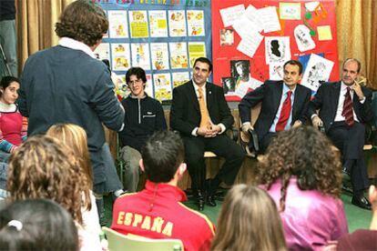 Rodríguez Zapatero y Chaves escuchan las preguntas de los alumnos del Instituto de Primera Enseñanza Jabalcuz de Jaén.