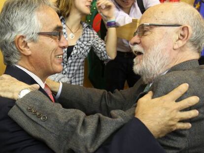 Diego Garc&iacute;a-Say&aacute;n, a la izquierda, se abraza con el magistrado Jos&eacute; Antonio Mart&iacute;n Pall&iacute;n, el lunes en Madrid.