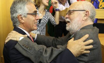 Diego Garc&iacute;a-Say&aacute;n, a la izquierda, se abraza con el magistrado Jos&eacute; Antonio Mart&iacute;n Pall&iacute;n, el lunes en Madrid.