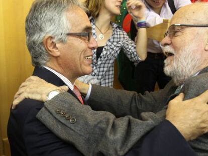 Diego Garc&iacute;a-Say&aacute;n, a la izquierda, se abraza con el magistrado Jos&eacute; Antonio Mart&iacute;n Pall&iacute;n, el lunes en Madrid.