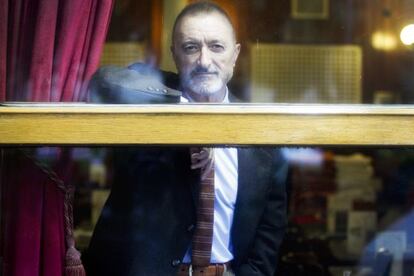 Arturo P&eacute;rez-Reverte, retratado en el Caf&eacute; Gij&oacute;n de Madrid. 