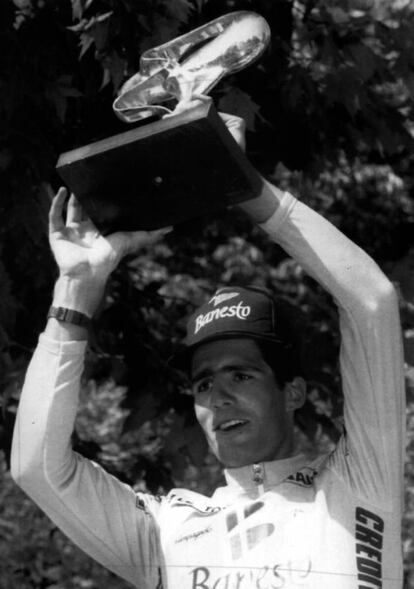 Miguel Indurain alzando el trofeo en París después de ganar el Tour de Francia 1992.