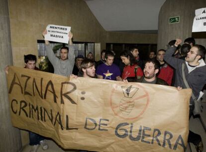 Un grupo de estudiantes con una pancarta contra Aznar en la Universidad de Oviedo.