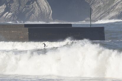 Un surfista coge una ola este lunes en la playa de Plentzia (Bizkaia), este lunes.