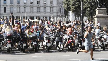 Un hombre corre por la plaza de Cataluña tras el atentado.