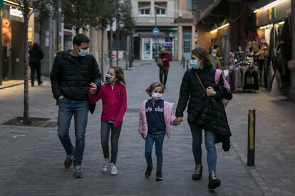 La doctora Zapatero pasea con su marido, David, y sus hijas, Berta y Alba, a la salida del colegio.