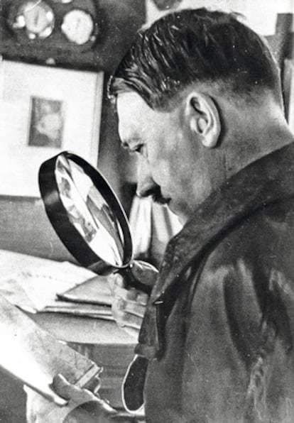 Hitler mirando un mapa con una gran lupa el 20 de abril de 1939.