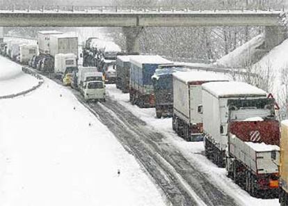 Camiones atrapados por la nieve en la autopista de peaje AP-1, salida Miranda de Ebro y en  el carril Vitoria a Burgos.