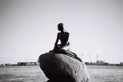 La escultura de bronce de La Sirenita de Edvard Eriksen preside la entrada del puerto de Copenhague (Dinamarca) desde el verano de 1913.