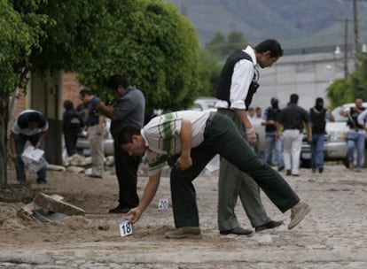 Expertos forenses revisan la zona del enfrentamiento entre narcotraficantes y policías que ha ocurrido este viernes en Apaseo el Alto.