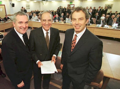 El ex primer ministro del Reino Unido Tony Blair (desde la derecha), el exsenador estadounidense George Mitchell y el ex primer ministro irlandés Bertie Ahern, el 10 de abril de 1998, tras firmar el Acuerdo de Viernes Santo.