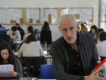El actor Antonio de la Fuente Arjona, junto a varios alumnos de la UPV.