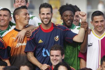 Cesc, ayer, junto a Mata y rodeado de aficionados en Las Rozas.