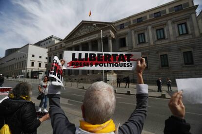 Manifestantes frente el Congreso de los Diputados