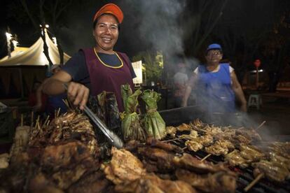 Una anticuchera de Tarapoto, en su puesto.