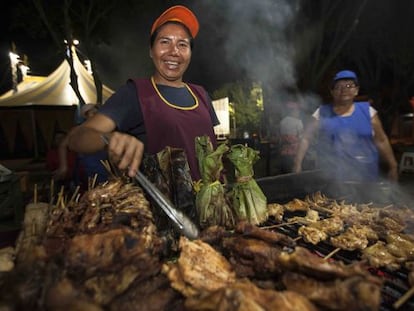 Uma ‘anticuchera’ de Tarapoto, em sua banca.