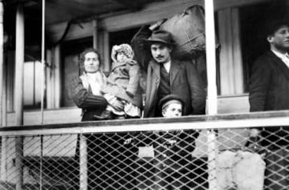 Italian immigrants on the Ellis Island–Manhattan ferry in 1905.