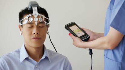Aplicación de tecnología neuromédica para el registro de actividad cerebral en tiempo real.