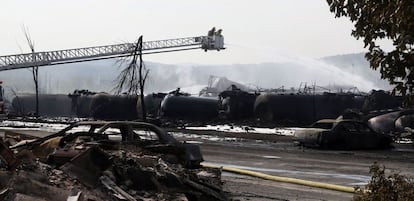 Bomberos en el lugar del siniestro en Lac Megantic, Quebec, 7 de julio de 2013. Las autoridades mantienen el balance provisional de cinco muertos a causa del accidente, que se produjo de madrugada en esa pequeña población situada a unos 250 kilómetros al este de Montreal.