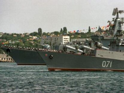 Navios de guerra russos da frota do mar Negro em 2003.