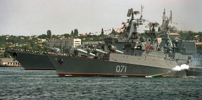 Navios de guerra russos da frota do mar Negro em 2003.