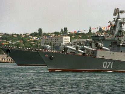 Buques de guerra rusos de la Flota del mar Negro durante un desfile naval en el puerto de Sebastopol, en julio de 2003.