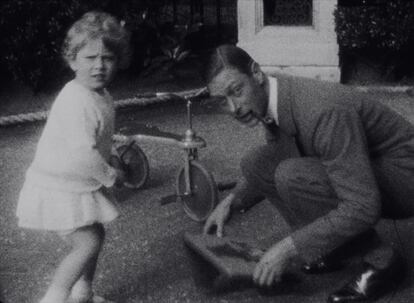 La reina Isabel II no siempre vivió entre los muros de un palacio. El mismo año de su nacimiento, la reina y sus padres se mudaron a una casa grande en Piccadilly. En la foto, la reina juega en el jardín con su padre, en 1930. 