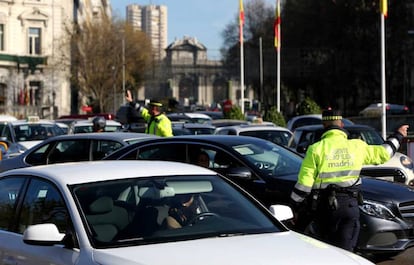 Agents de mobilitat dirigint talls de trànsit a Cibeles.