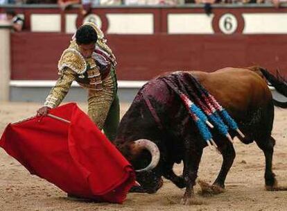 Luis Bolívar da un pase con la muleta en una corrida de la pasada Feria de Otoño de Las Ventas.