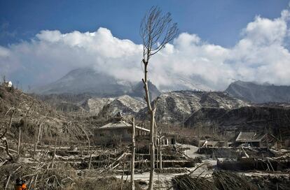 Vista de la localidad de Kinahrejo, arrasada por la errupción del volcán Merapi.