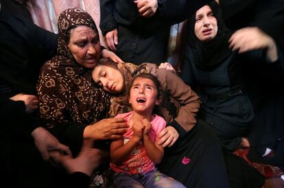 Familiares del palestino joven palestino Haytham Al-Jamal, asesinado por las tropas israelíes durante las protestas en la frontera entre Israel y Gaza, lloran durante su funeral en Rafah, el 9 de junio.