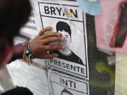 Una persona participa el 14 de diciembre de una vigilia en memoria de Jack Pintado e Inti Sotelo, los dos muertos por la policía durante las protestas de noviembre en Lima.
