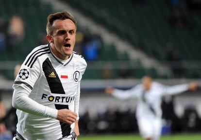 Miroslav Radovic del Legia celebra el gol del empate (2-2) frente al Real Madrid.