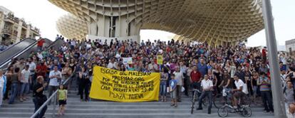 Asistentes a la concentración de protesta contra la clase política, ayer en Sevilla.