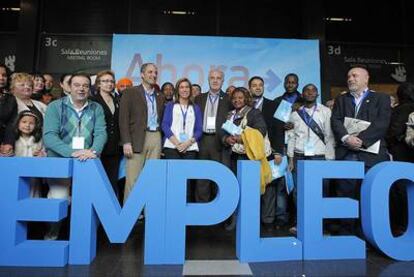 El consejero de Economía, Gerardo Camps, y el presidente del Consell, Francisco Camps, rodeados de dirigentes y simpatizantes del PP en la convención sobre empleo en Feria Valencia.