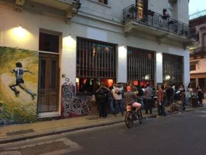 Un puñado de hinchas espía el clásico fuera de en un bar, en San Telmo.