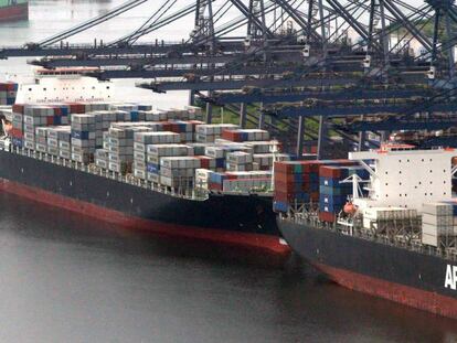Dos buques cargueros en el puerto de Veracruz (México).