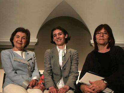 Carmen Laffón, Blanca Muñoz y Susana Solano (de izquierda a derecha), ayer en el Museo del Prado.