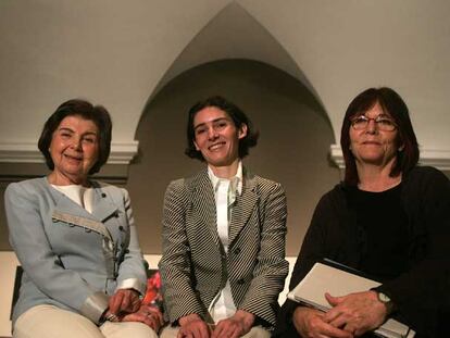 Carmen Laffón, Blanca Muñoz y Susana Solano (de izquierda a derecha), ayer en el Museo del Prado.