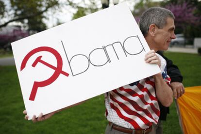 Un seguidor del Tea Party muestra una pancarta contra Obama en una manifestación en abril de 2010.