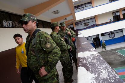 Militares custodian el Liceo Policial en el Barrio del Quito Tennis en Quito, durante las elecciones presidenciales, este domingo.
