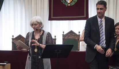 Toma de posesión de la alcaldesa de Badalona, Dolors Sabater, en junio de 2015. 
 