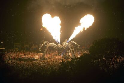 Espectáculo pirotécnico de Arcadia en el Festival de Glastonbury.