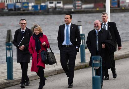 El primer ministro irlandés, Leo Varadkar (en el centro).