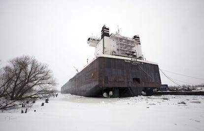 El agua congelada bloque un barco que permanece amarrado en el puerto del Lago Superior en Wisconsin (EE UU).