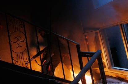 20 de abril. Rebeldes avanzan en el interior de un edificio en búsqueda de fuerzas leales a Gadafi.