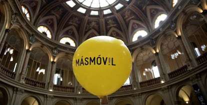 Imagen de un globo con el logo de MásMóvil en el interior de la Bolsa de Madrid tomada el día del debut de la firma en Bolsa, el 14 de julio de 2017. 