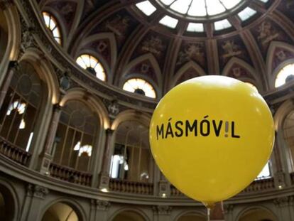 Imagen de un globo con el logo de MásMóvil en el interior de la Bolsa de Madrid tomada el día del debut de la firma en Bolsa, el 14 de julio de 2017. 