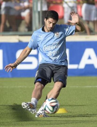 Luis Suárez golpea el balón durante un entrenamiento de Uruguay