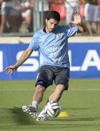 Luis Suárez golpea el balón durante un entrenamiento de Uruguay